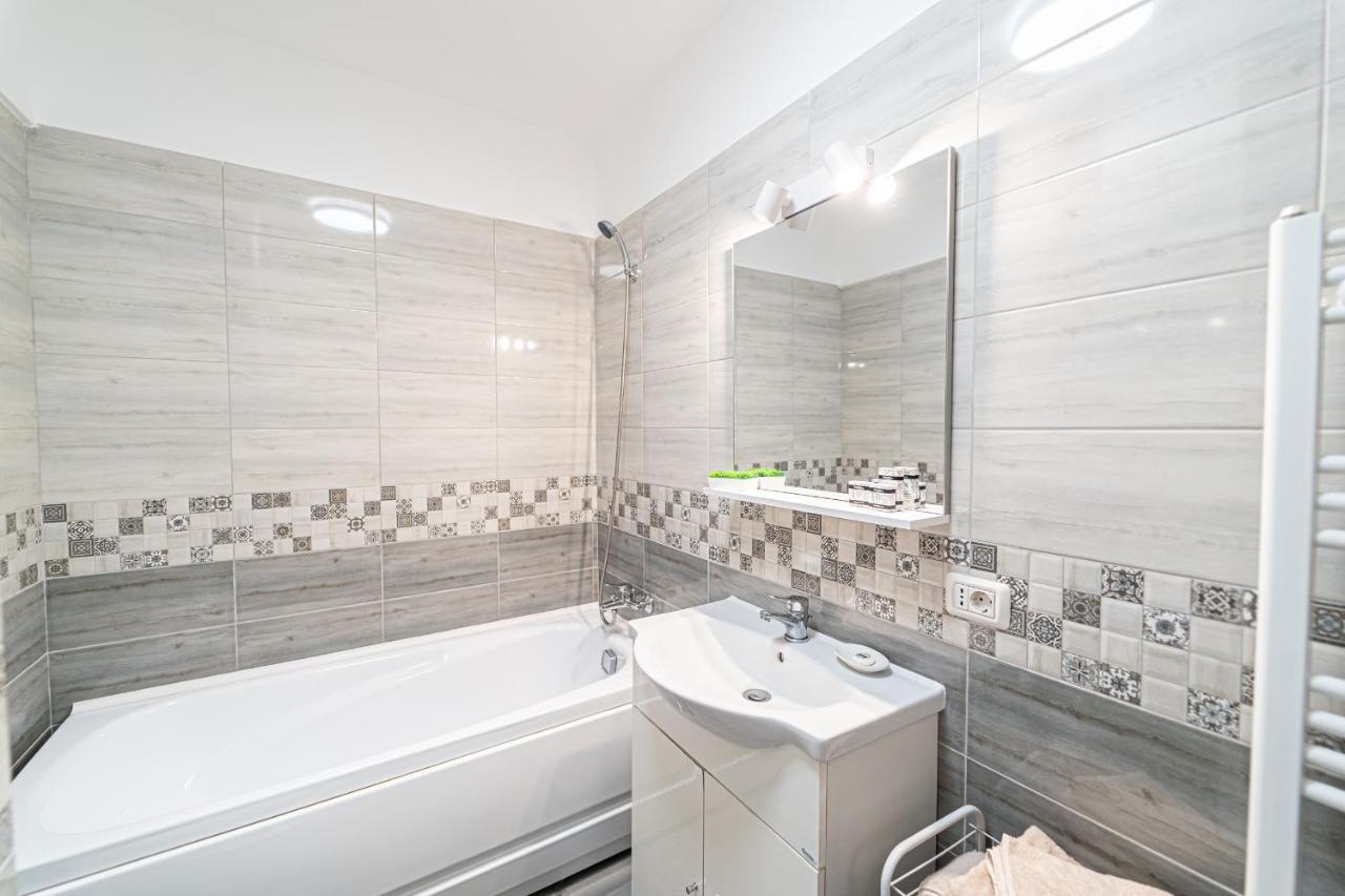 באקאו Apartament Delux מראה חיצוני תמונה